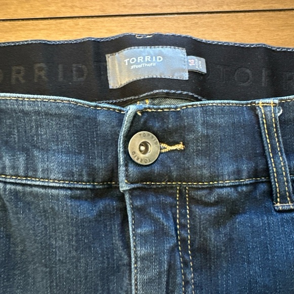 Torrid Bombshell Premium Stretch High-Rise Short Women’s Size 14 Slim Fit Dark - Picture 3 of 12